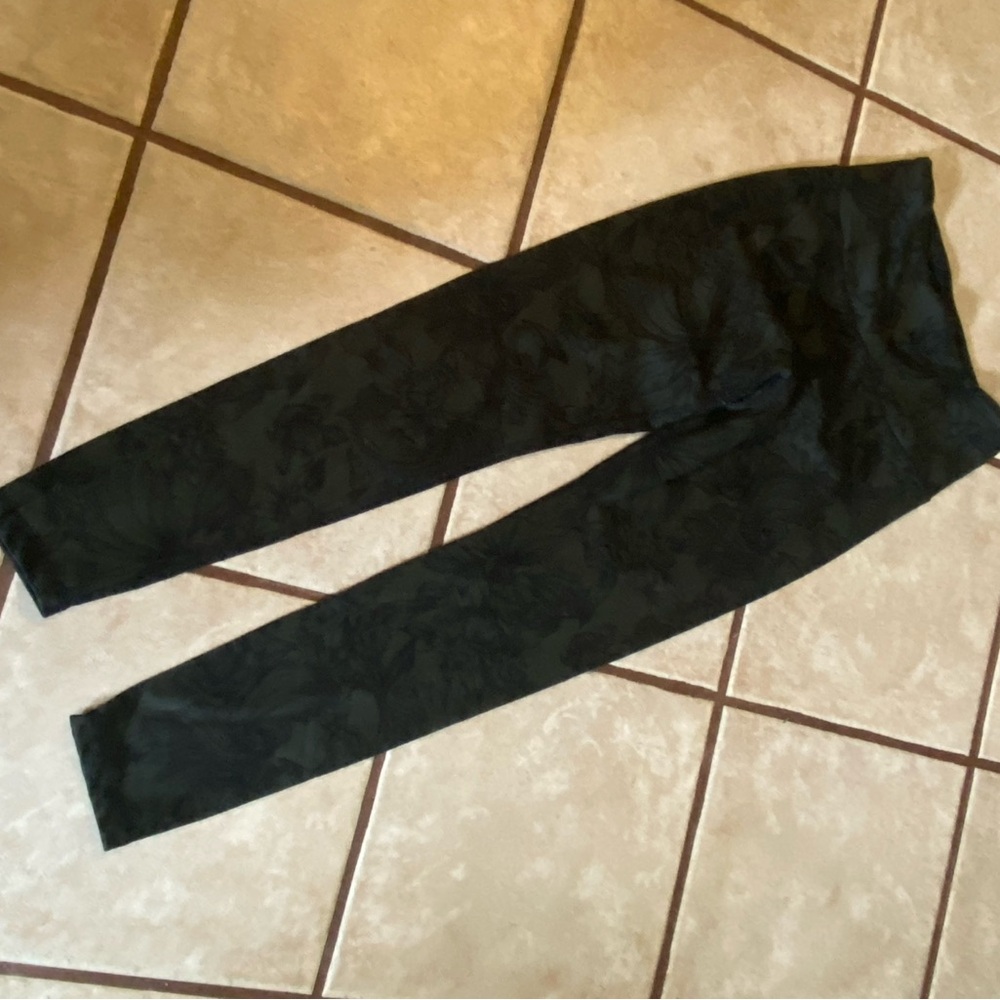 (A89) Womans Fern Green With Blackish Floral Patterned Leggings Size Medium